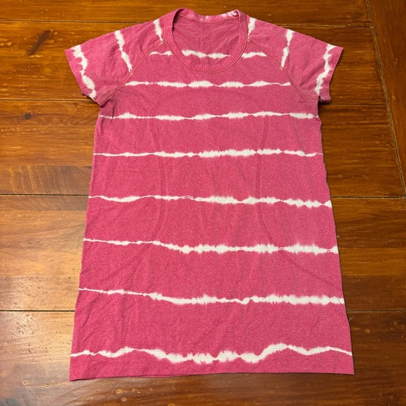 lululemon athletica Tops - Lululemon Size 8 Swiftly Tech Short Sleeve Pink and White Tie Dye Stripe Tee